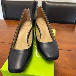 Naturalizer Navy Heels. Brand New. Size 8.